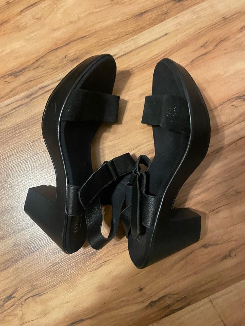 Munro Black Sculpted Block Heel Sandals - Picture 2 of 6